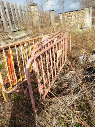Barreras metálicas de obra. Vallas de protección.