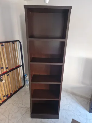 Estantería oscura de madera maciza