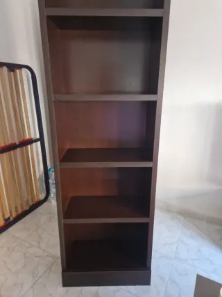 Estantería oscura de madera maciza