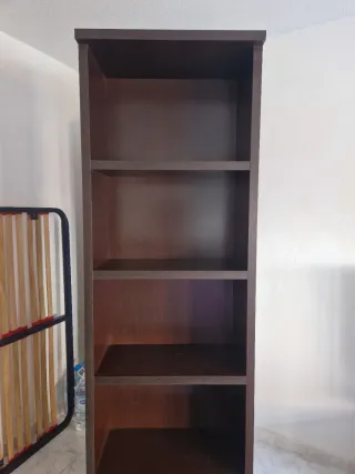 Estantería oscura de madera maciza