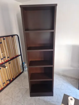 Estantería oscura de madera maciza