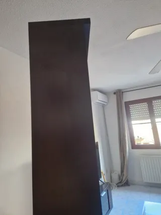 Estantería oscura de madera maciza