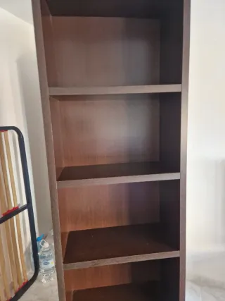 Estantería oscura de madera maciza