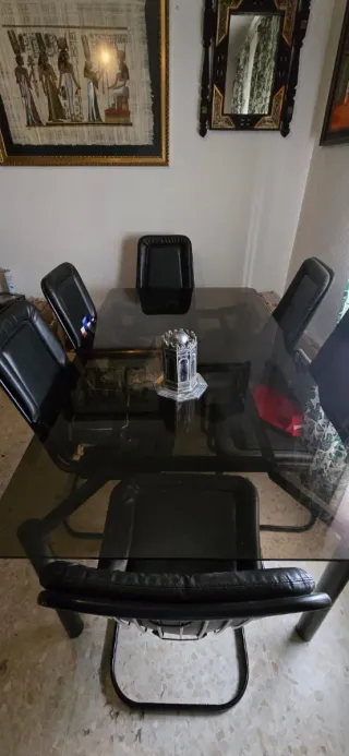 Mesa de cristal y 6 sillas negras