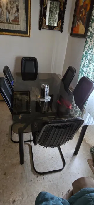 Mesa de cristal y 6 sillas negras