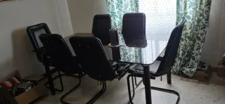 Mesa de cristal y 6 sillas negras