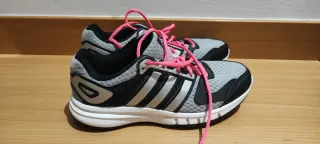 Zapatillas Adidas grises con cordones rosas