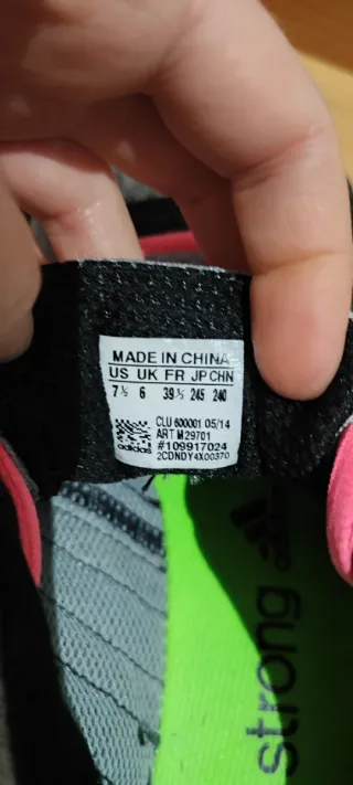 Zapatillas Adidas grises con cordones rosas