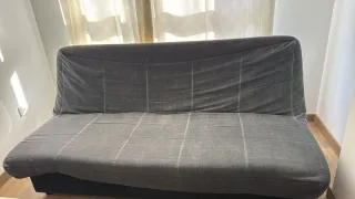 Sofá cama gris clásico con arcón