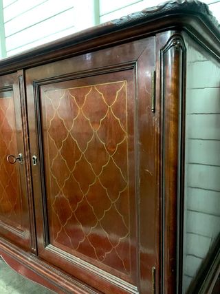 Mueble aparador antiguo de madera. Cajones