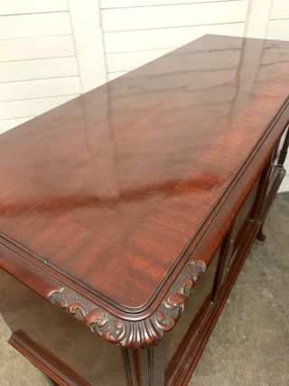 Mueble aparador antiguo de madera. Cajones