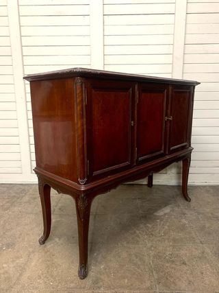 Mueble aparador antiguo de madera. Cajones