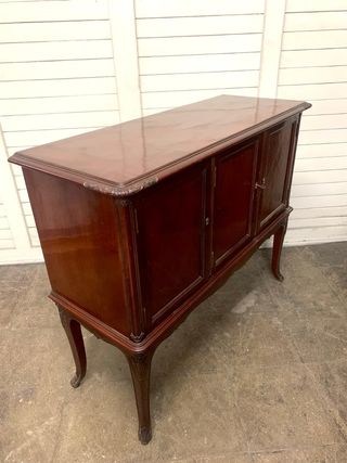 Mueble aparador antiguo de madera. Cajones