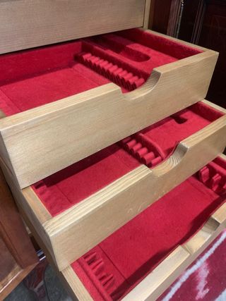 Mueble aparador antiguo de madera. Cajones