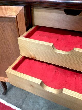 Mueble aparador antiguo de madera. Cajones