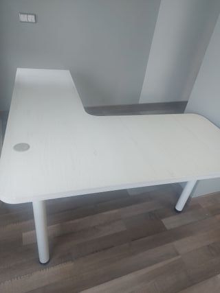 Mesa de escritorio en L de madera blanca