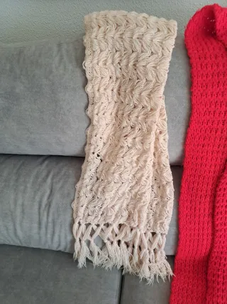 Bufandas largas tejidas una de regalo.