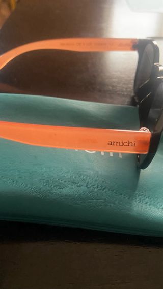 Gafas de sol Amichi negras y naranjas unisex.