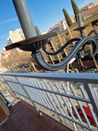 Lámpara de araña antigua de metal y madera