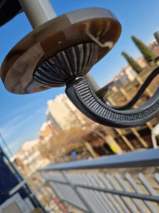 Lámpara de araña antigua de metal y madera