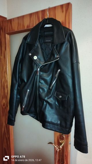 Cazadora negra estilo motero