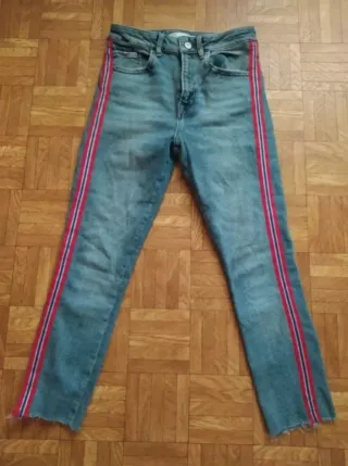 Vaqueros Zara tobilleros con rayas laterales