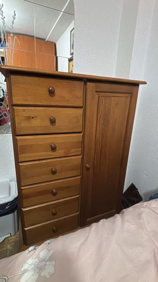 Cómoda de madera con puerta
