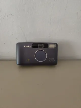 Cámara Konica Analógica Gris