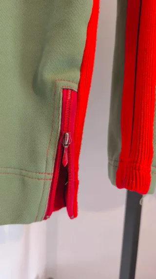 Chaqueta unisex de sarga verde oliva y rojo