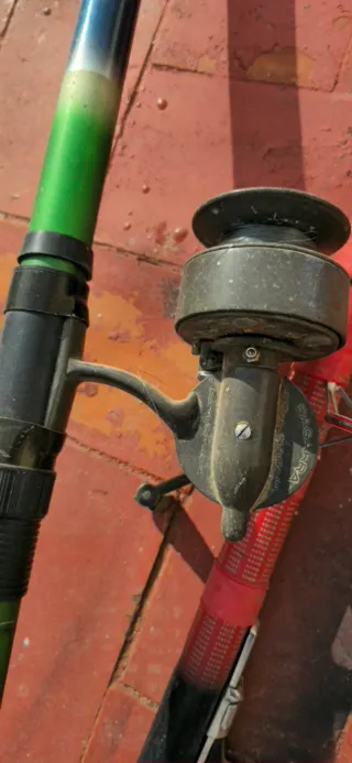 2 cañas de pescar con carretes