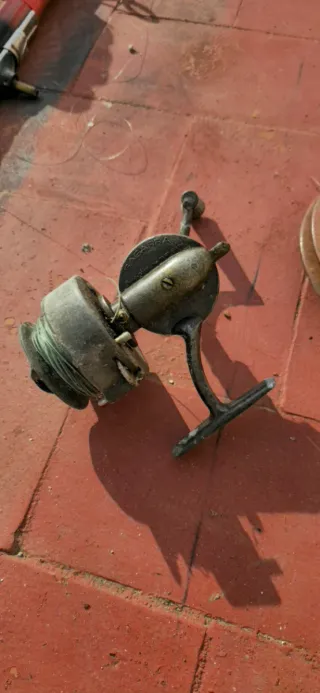 2 cañas de pescar con carretes