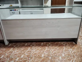 Mostrador de madera nuevo