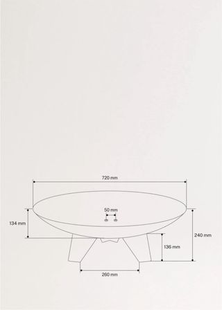 Brasero de metal negro con saco de leña