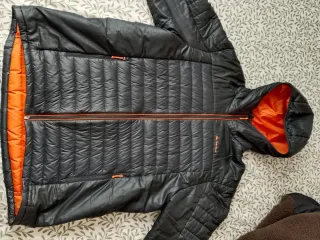 Chaqueta acolchada negra con capucha