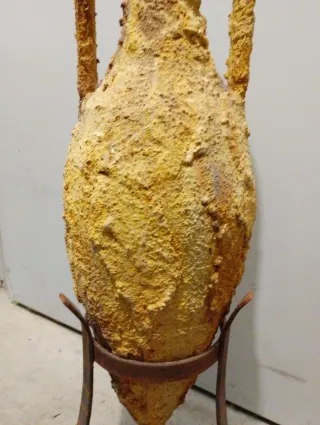 Ánfora de mar  antigua con pie.