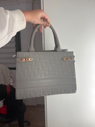 Bolso gris sin uso con correa larga