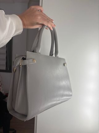 Bolso gris sin uso con correa larga