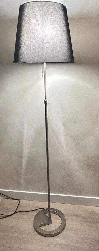 Lámpara de pie moderna negra y plateada