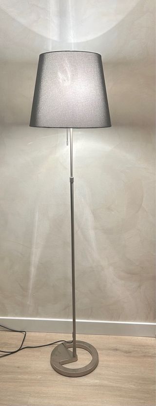 Lámpara de pie moderna negra y plateada