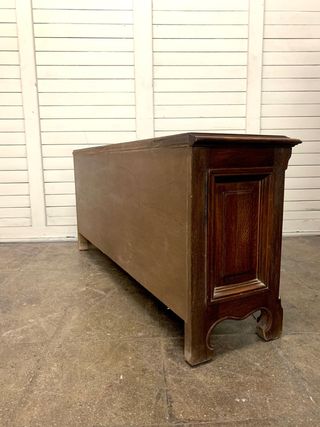 Mueble bajo de madera tallada. Vintage.