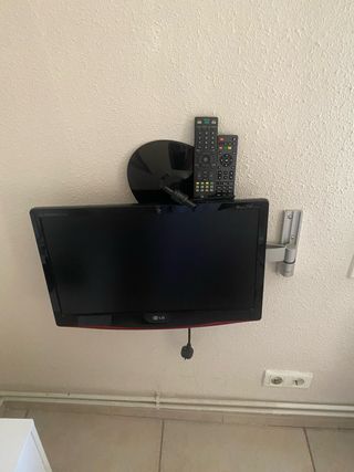 TV LG 54' con base, TDT y soporte Vogel's
