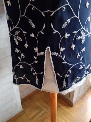Blusa azul con bordado floral