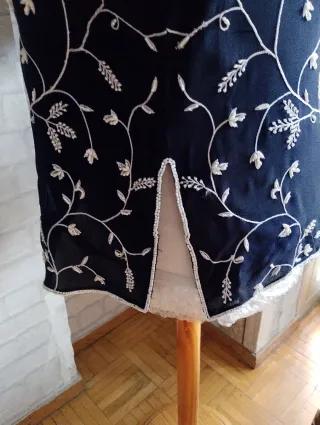 Blusa azul con bordado floral