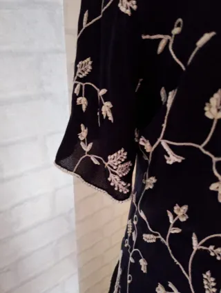 Blusa azul con bordado floral