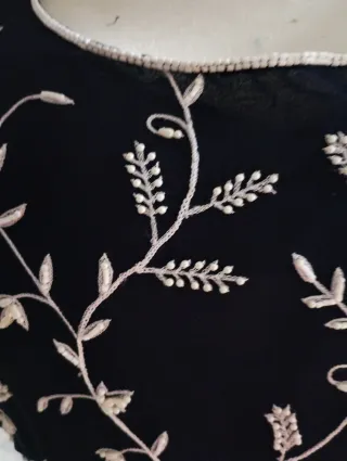 Blusa azul con bordado floral