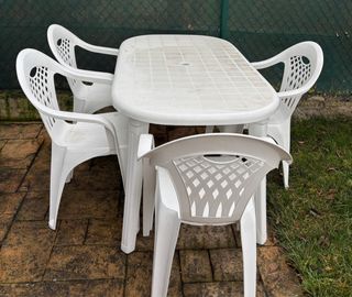 Mesa y 4 sillas de jardín