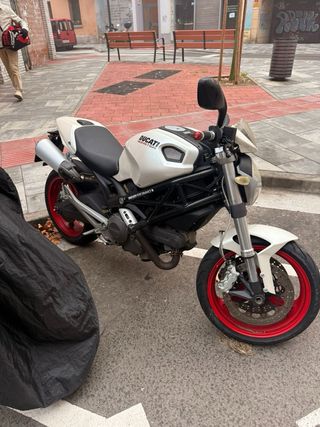 Ducati monster 696