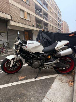 Ducati monster 696