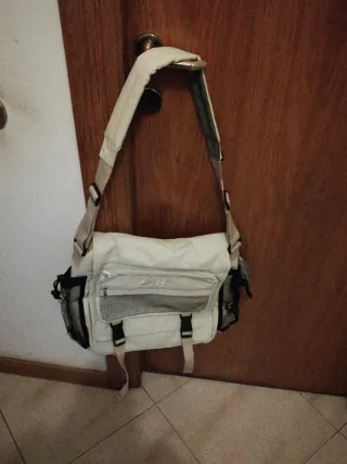 Borsa a tracolla Asics beige e nera mai usata