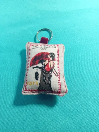 Llavero artesanal Paris Fashions 1920